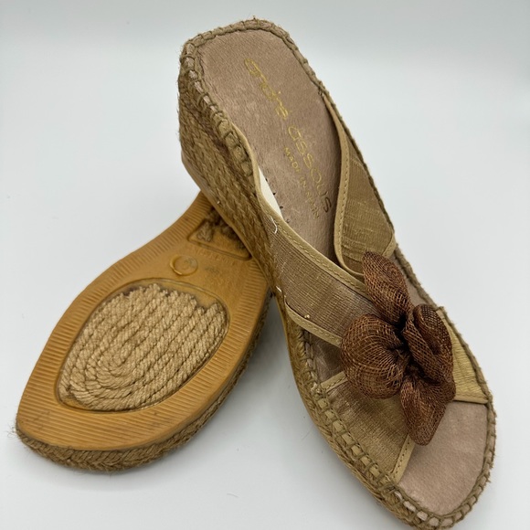 Andre Assous sandals with flower. - Picture 3 of 3